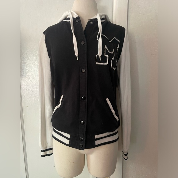 Forever 21 M varsity letterman jacket
Size Medium - Picture 4 of 8
